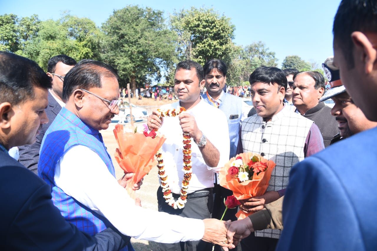 रायपुर : मुख्यमंत्री श्री विष्णु देव साय सरगुजा सम्भाग के जशपुर जिले के अंतर्गत आने वाले ग्राम बगीचा पहुंचे