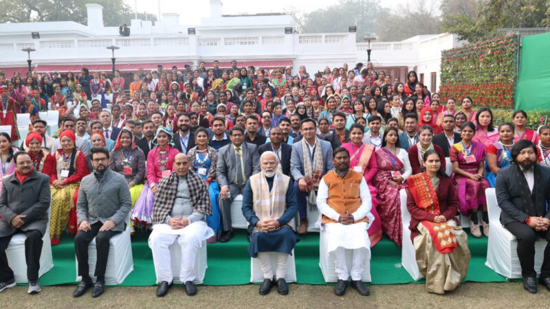 रायपुर : छत्तीसगढ़ की झांकी ‘बस्तर की आदिम जनसंसद : मुरिया दरबार‘ में शामिल लोक-कलाकारों ने प्रधानमंत्री श्री नरेन्द्र मोदी से की मुलाकात