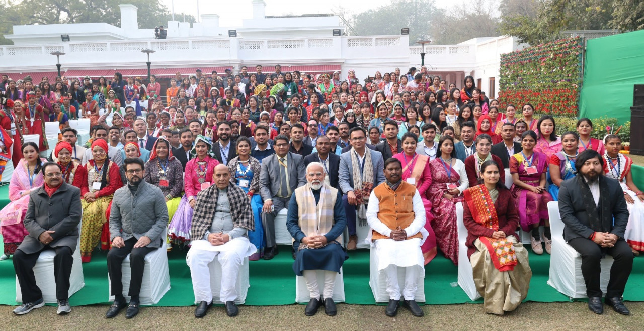 रायपुर : छत्तीसगढ़ की झांकी ‘बस्तर की आदिम जनसंसद : मुरिया दरबार‘ में शामिल लोक-कलाकारों ने प्रधानमंत्री श्री नरेन्द्र मोदी से की मुलाकात