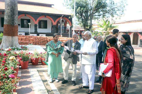 राज्यपाल श्री पटेल ने विजेता गुलाब के पुष्पों का किया अवलोकन