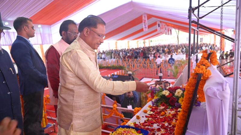 रायपुर : मुख्यमंत्री श्री विष्णु देव साय कोरिया जिले के बैकुंठपुर में आयोजित झुमका जल महोत्सव 2024 में शामिल हुए