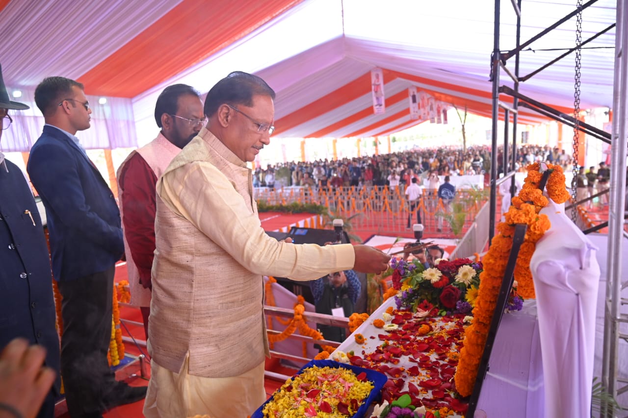 रायपुर : मुख्यमंत्री श्री विष्णु देव साय कोरिया जिले के बैकुंठपुर में आयोजित झुमका जल महोत्सव 2024 में शामिल हुए