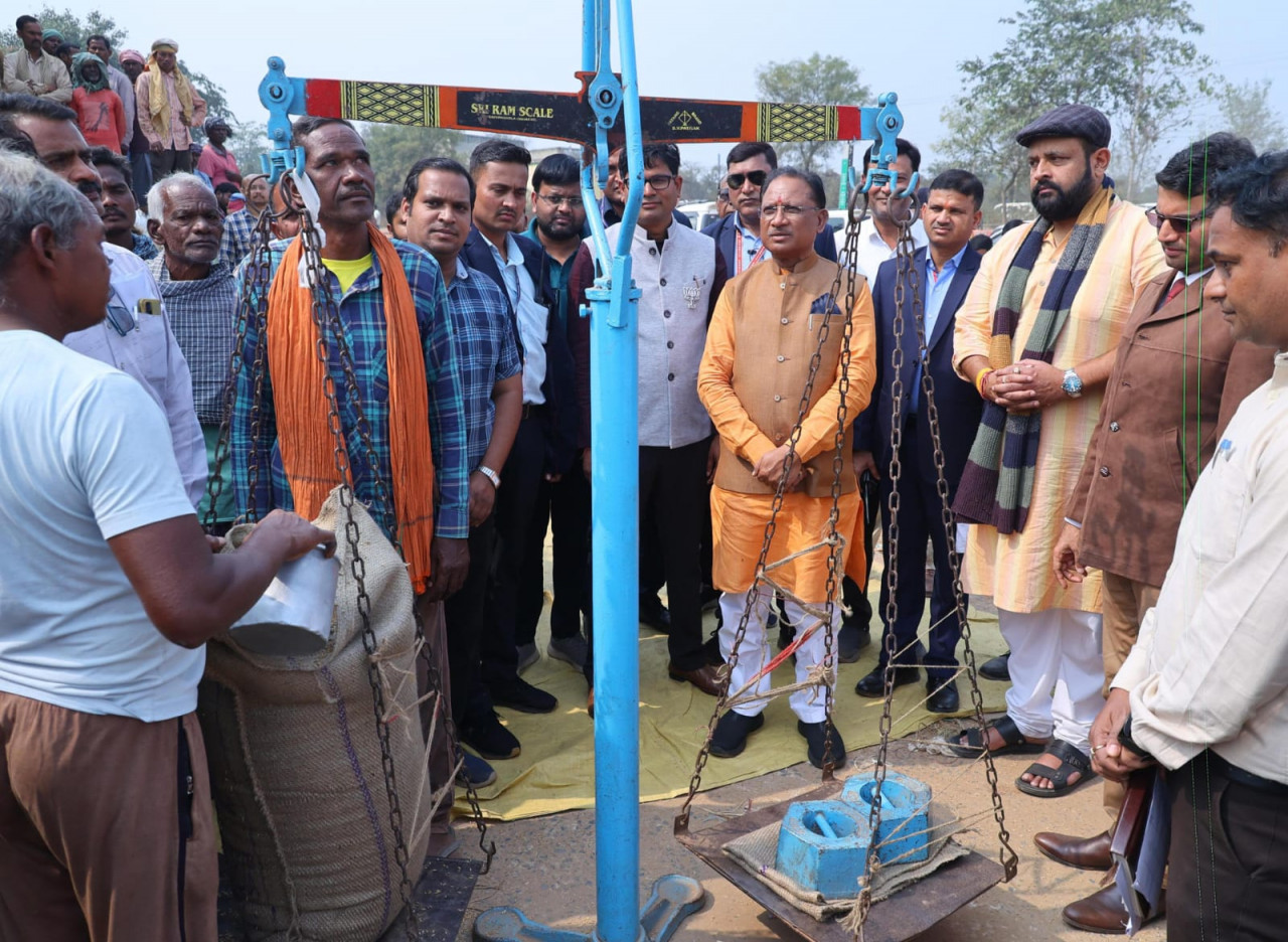 रायपुर : मुख्यमंत्री श्री साय पुसौर के धान खरीदी केंद्र में धान का तौल करवाते हुए