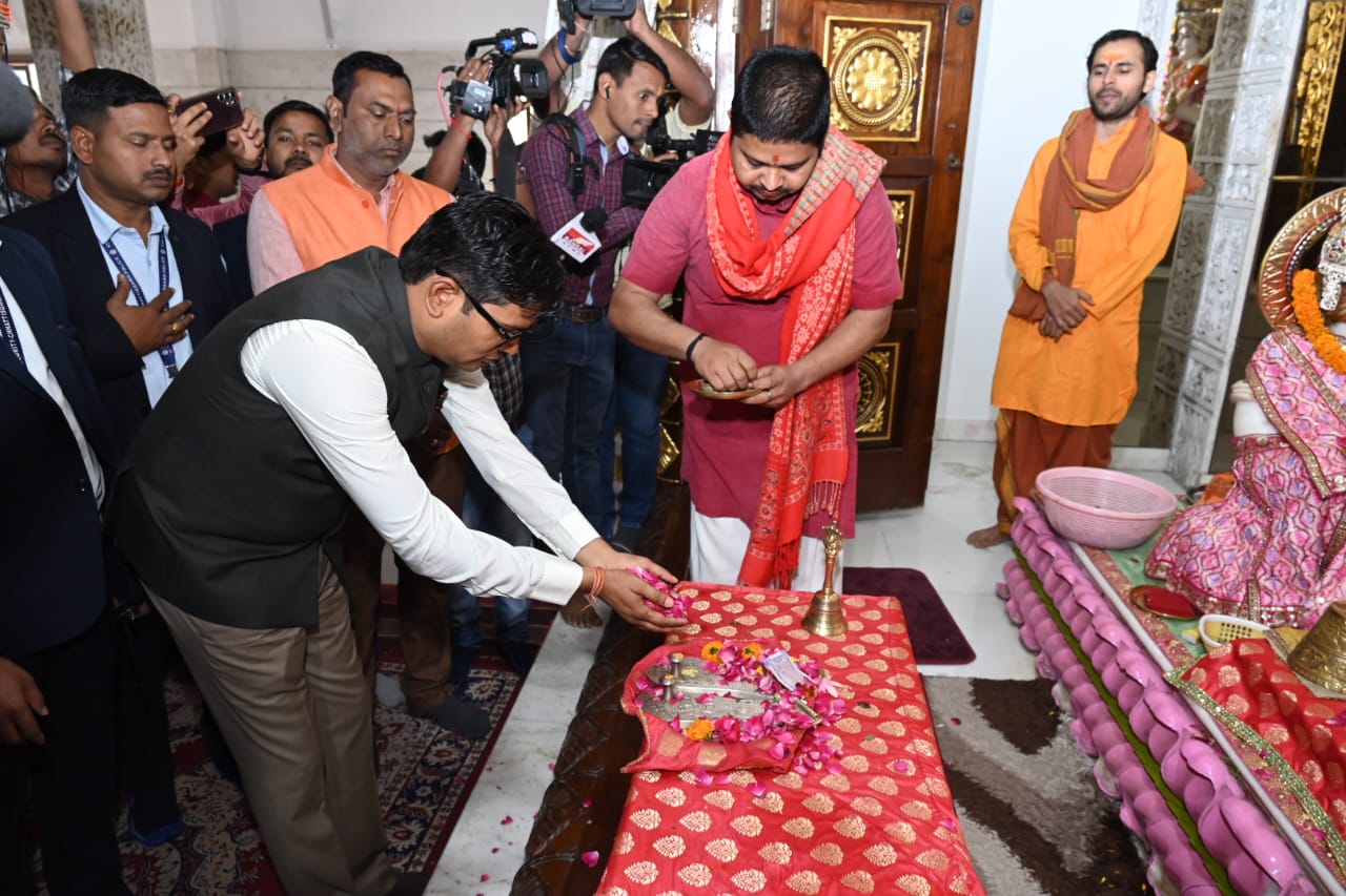 राम मंदिर रायपुर : वित्त मंत्री श्री ओपी चौधरी पहुंचे वीआईपी रोड स्थित श्री राम मंदिर